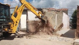 Sete imóveis com risco de colapso foram demolidos no bairro do Farol