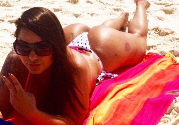 Mulher Melancia adere a massagem para afastar celulite