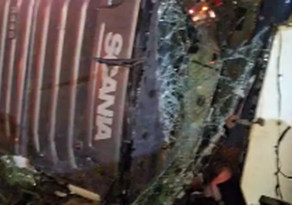 Motorista de carreta morre após veículo capotar na BR-316, em Pilar