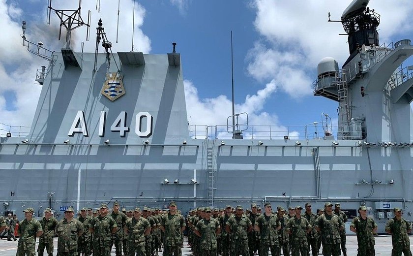 Navios da Marinha chegam a Suape para atuar no combate ao óleo que atinge o litoral