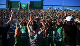 Sobreviventes de tragédia comemoram permanência da Chapecoense na Série A