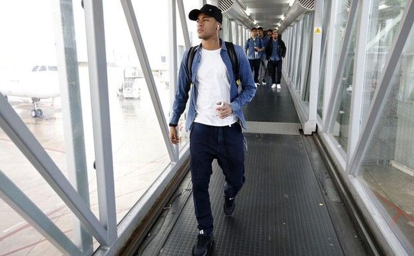 Neymar bate Ferrari antes de viagem, mas não desfalca o Barcelona, diz TV