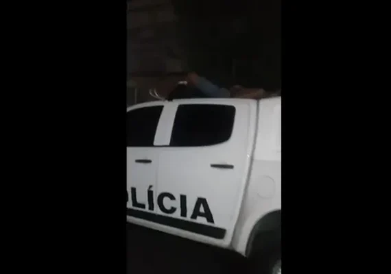 Adolescente é flagrado dormindo em teto de viatura da PM de Pernambuco