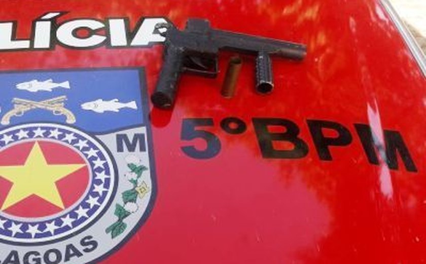 PM prende dois indivíduos portando arma de fogo no bairro Antares