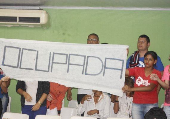 Estudantes ocupam prédio da Câmara de Vereadores de Arapiraca