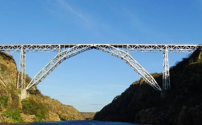 Homem morre após queda de ponte de mais de 80 metros em Delmiro Gouveia