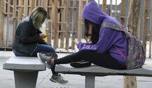 Rio quer ampliar proibição de celular na escola; pedagogos questionam