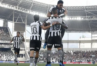 Botafogo vence Corinthians pelo Brasileirão com três de Arthur Cabral