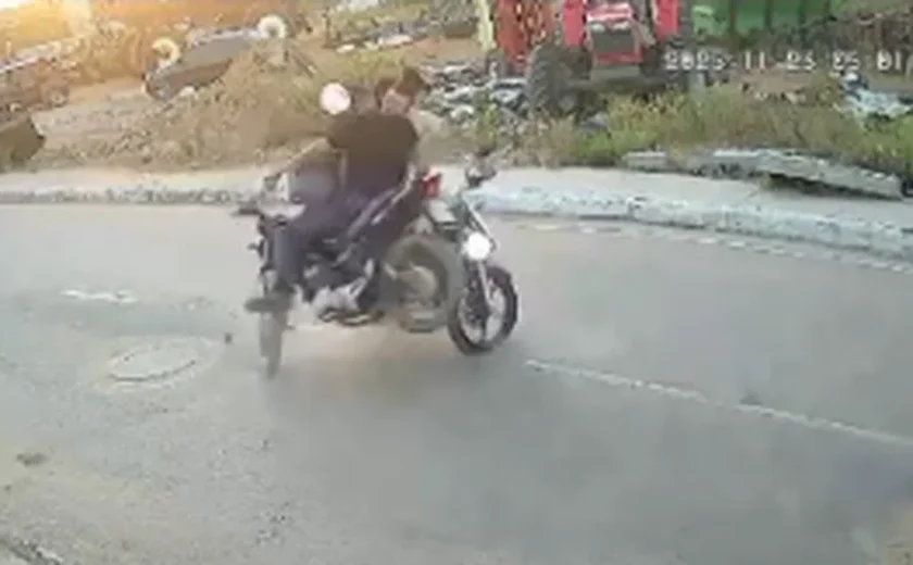 Câmera flagra colisão frontal entre motos e deixa três feridos em Craíbas