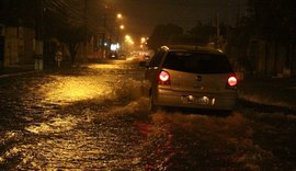 Chuvas que atingem Maceió causam transtornos à população de vários bairros