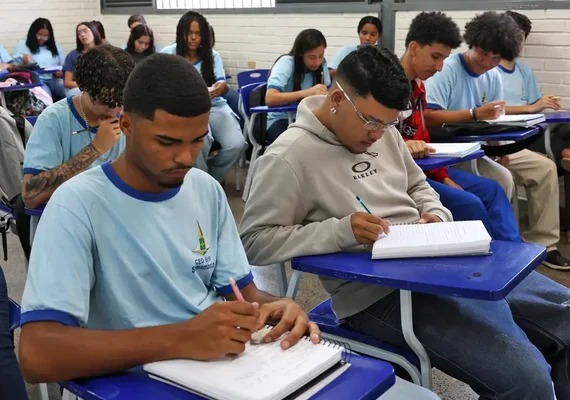 Nascidos em setembro e outubro recebem parcela de R$ 200 do Pé-de-Meia nesta sexta