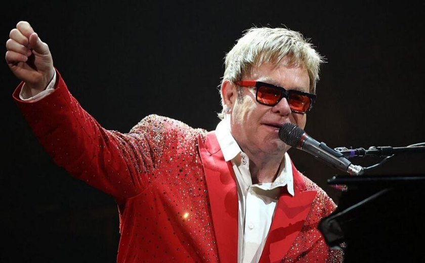 Elton John é levado ao hospital após sofrer acidente doméstico