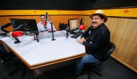 Prefeito de Rio Largo concede entrevista em Arapiraca destacando sucesso de seu governo