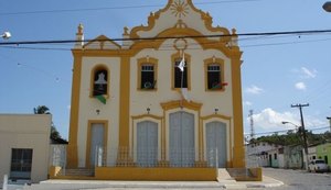 Ex-prefeito paga fornecedores e deixa servidores sem salário de dezembro