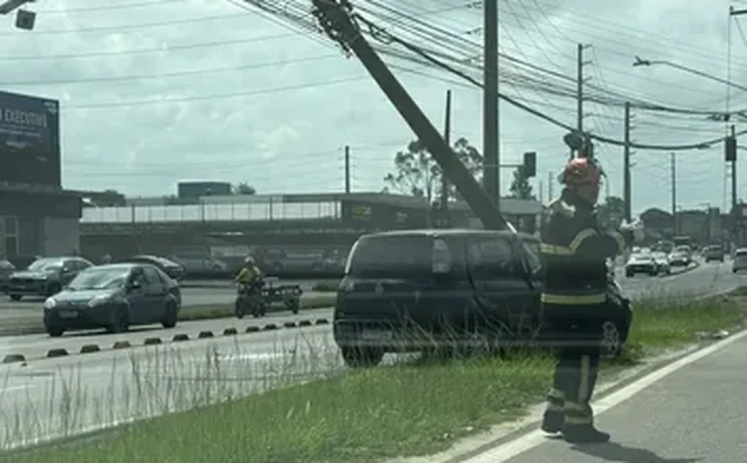 Carro colide em poste na Avenida Menino Marcelo e trecho é interditado