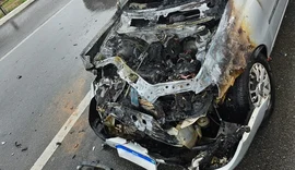 Carro pega fogo após colisão em ponte de Maceió