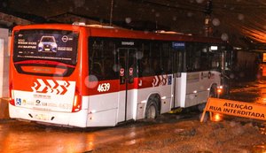 Ônibus erra desvio de obras e atola na Santa Lúcia