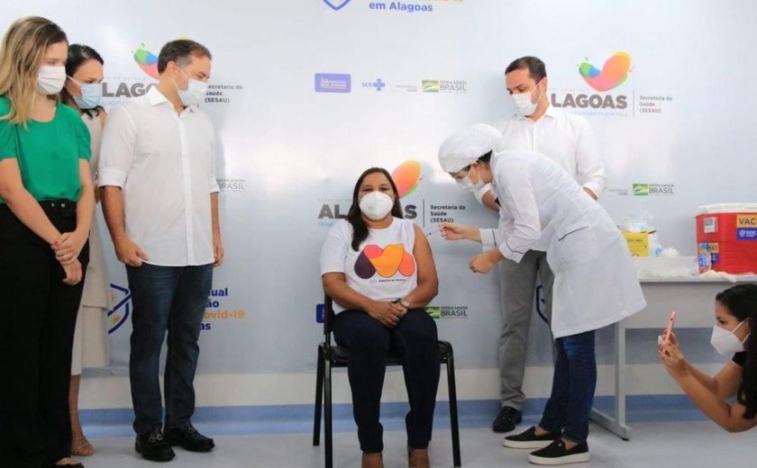Assistente social é a primeira a ser vacinada em Alagoas
