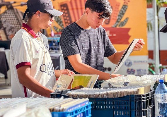 Evento reúne vendedores, colecionadores e amantes de vinil
