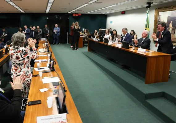 CCJ aprova admissibilidade de propostas que acabam com escala 6x1