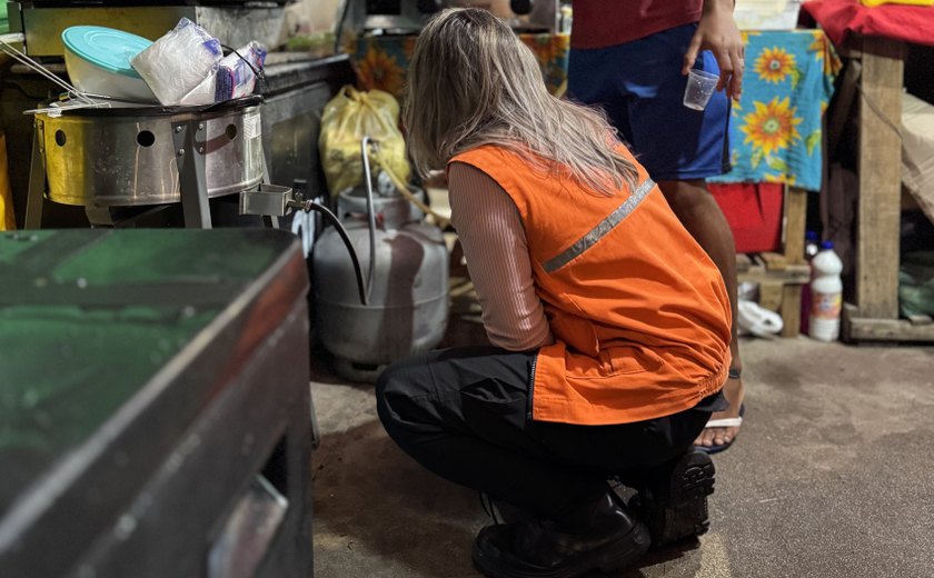 Defesa Civil vistoria botijões de gás nas barracas de lanches do São João