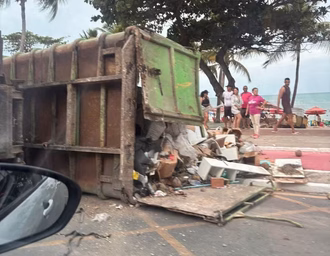 Caminhão de coleta de lixo tomba na Ponta Verde e gari fica ferido