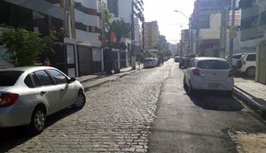 Casal efetua recapeamento de via da Ponta Verde após conclusão de obra
