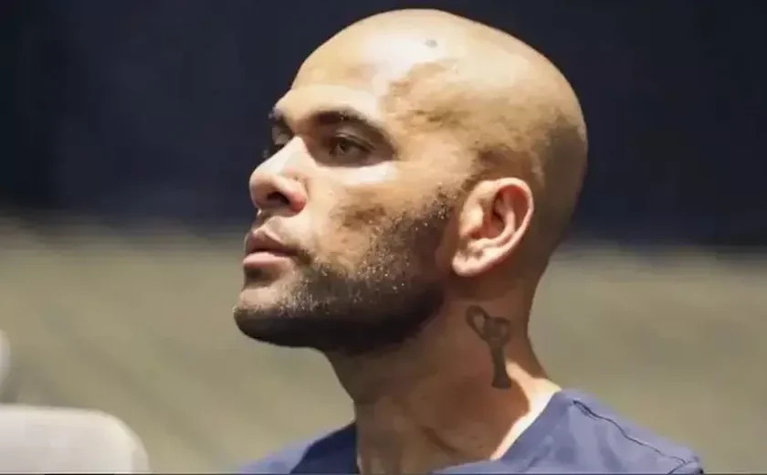 Em liberdade condicional, ex-jogador Daniel Alves 'se converte' e pode virar cantor gospel; veja vídeo