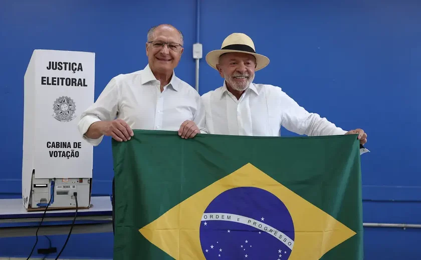 Mendonça dá 24h para remoção de posts sobre Lula e bandeira do Brasil