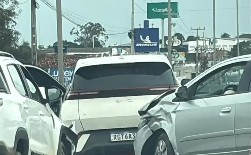 Engavetamento com quatro veículos é registrado em Arapiraca
