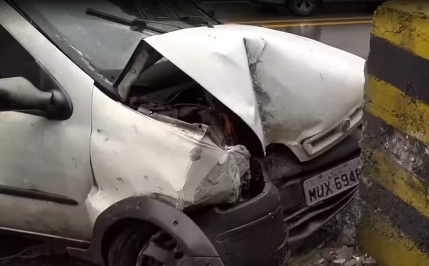 Motorista perde controle da direção e bate em bloco de concreto na Avenida Leste-Oeste