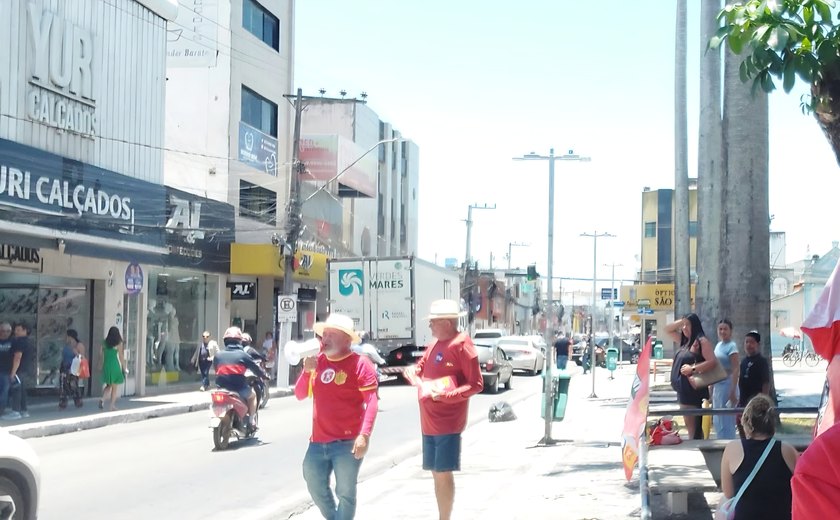 Panfletagem no centro de Arapiraca pede voto a favor de Lula