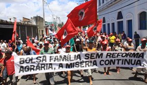 Pela retomada da reforma agrária, Sem Terra de Alagoas realizam marcha na capital