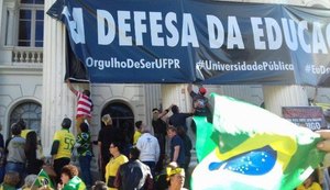 Grupo pró-Bolsonaro arranca faixa com dizeres 'Em defesa da Educação', na UFPR