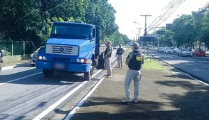 Operação Fluidez autua 23 veículos na Fernandes Lima por circulação irregular