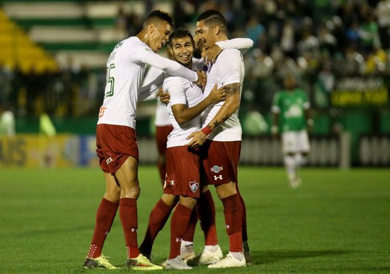 Fluminense vence Chapecoense e complica rival na tabela