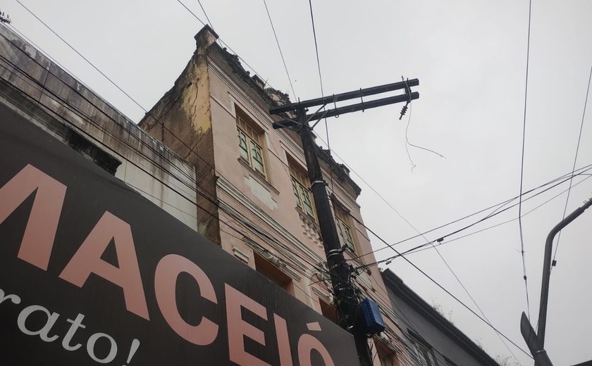 Rachadura em prédio de 1928 no Centro de Maceió acende alerta para risco de desabamento