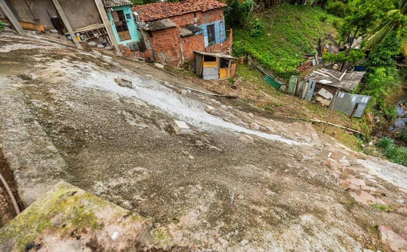 Obra pioneira de contenção definitiva de encosta elimina área de risco no Jacintinho