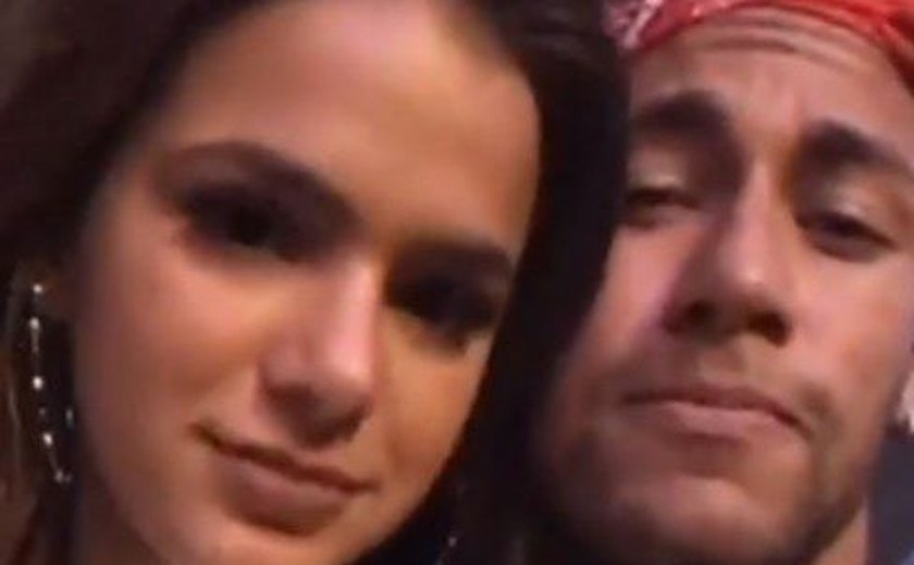 Bruna Marquezine admite não entender de futebol: 'Só quando é gol ou Neymar cai'