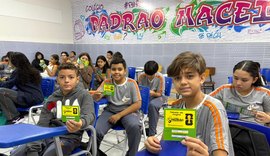 Alunos recebem tabela personalizada dos jogos da copa do mundo para acompanhar resultados das partidas
