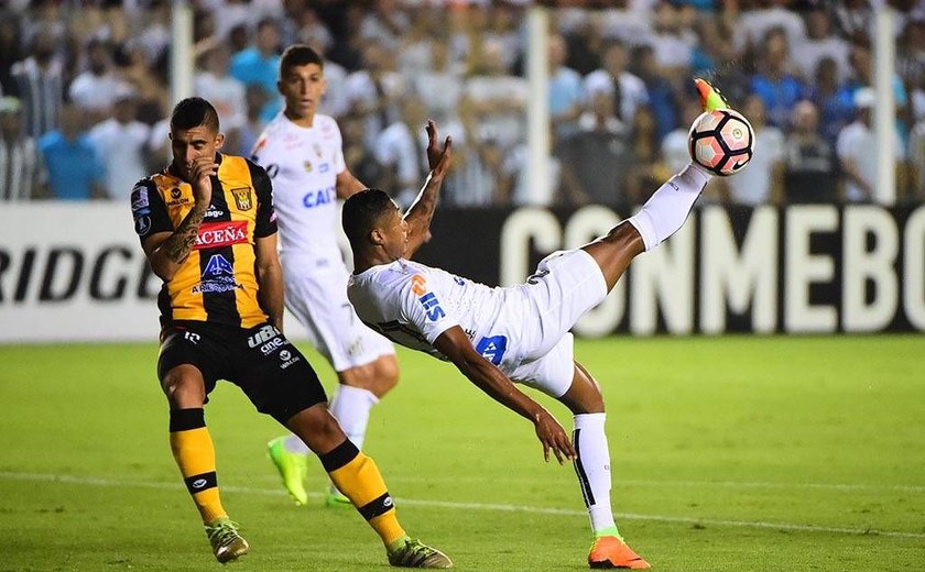 Santos bate Strongest e vira líder na Libertadores