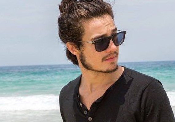 Voltou! Tiago Iorc lança de surpresa o álbum visual 'Reconstrução', com 13 clipes