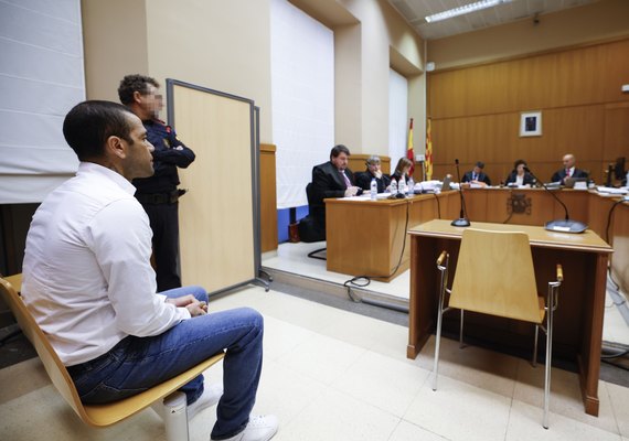 Daniel Alves: termina 1º dia de julgamento do jogador acusado de estupro na Espanha