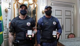 Guardas humilhados por desembargador ganham medalha em homenagem por conduta exemplar