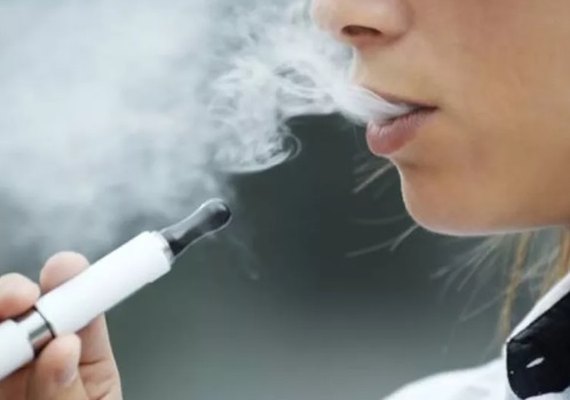 'É como fumar 20 cigarros por dia': os riscos dos cigarros eletrônicos que viraram 'moda' entre jovens e adolescentes