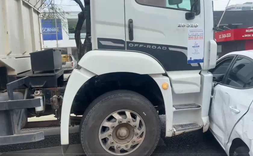 Perseguição após acidente provoca confusão e congestionamento na Jatiúca