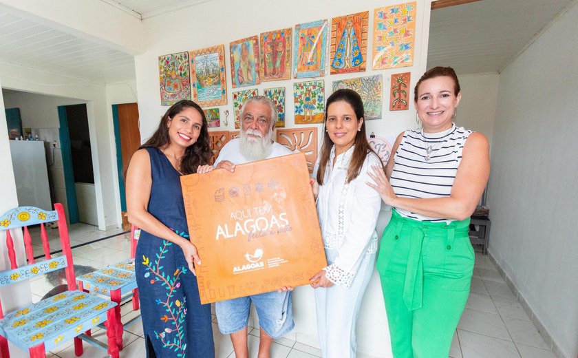 Programa Alagoas Feita à Mão entrega placa para artesão de Barra de Santo Antônio