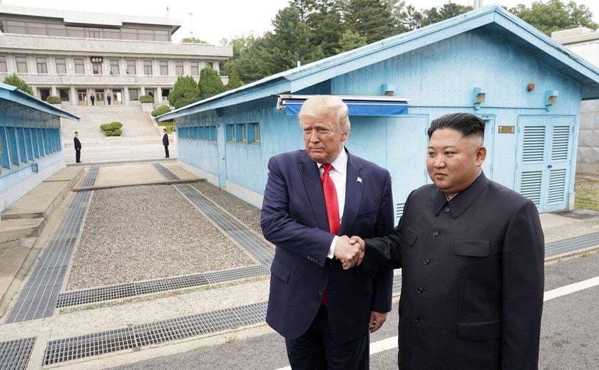 Trump cruza fronteira e se encontra com líder da Coreia do Norte