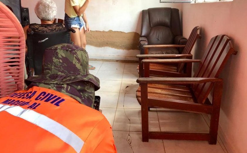 Defesa Civil vai analisar rachaduras em residências no bairro do Farol