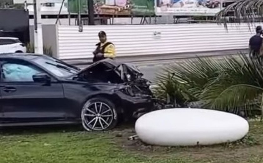 Carro invade calçada, derrubar coqueiro e motorista fica ferido na orla de Jatiúca